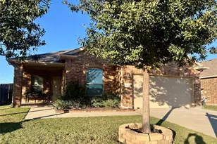 461 Creek Terrace Dr, Saginaw, TX 76131 - Photo 2