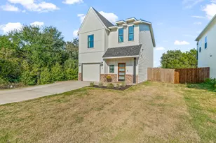 916 Devils River Dr, Granbury, TX 76048 - Photo 2