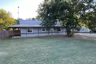 208 N Stadium Dr, Alvord, TX 76225 - Photo 2