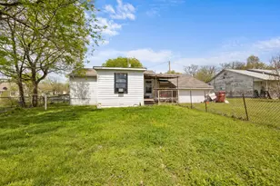 911 W 8th St, Bonham, TX 75418 - Photo 12