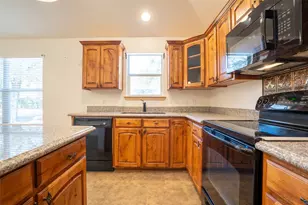 716 E Moore St, Granbury, TX 76048 - Photo 12