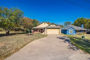 716 E Moore St, Granbury, TX 76048 - Photo 2