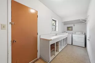 620 W College St, Grapevine, TX 76051 - Photo 28