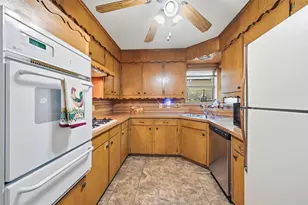 620 W College St, Grapevine, TX 76051 - Photo 8