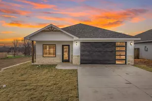 704 S Ivy St, Hillsboro, TX 76645 - Photo 1