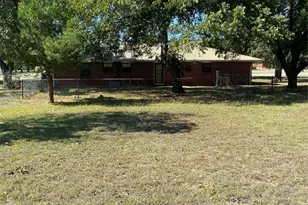 646 N Main St, Springtown, TX 76082 - Photo 4