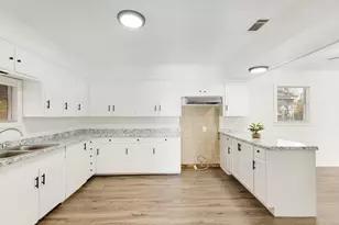 519 Sunnyside Ave, Cockrell Hill, TX 75211 - Photo 8