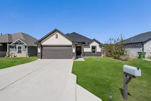 924 Colorado River Dr, Granbury, TX 76048 - Photo 4