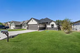 924 Colorado River Dr, Granbury, TX 76048 - Photo 2