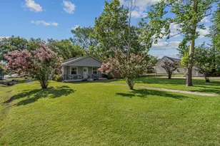 710 W Willow St, Sanger, TX 76266 - Photo 2