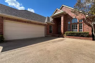 721 Village Green Dr, DeSoto, TX 75115 - Photo 2