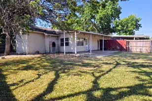 730 Pinehill Ln, Grand Prairie, TX 75052 - Photo 2