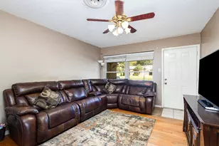 808 Ravenwood Dr, Arlington, TX 76013 - Photo 2