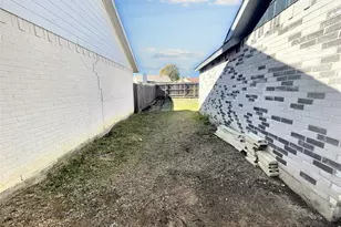 5518 Creek Valley Dr, Arlington, TX 76018 - Photo 36