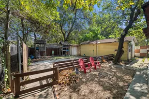 518 Red Bud Ln, Cockrell Hill, TX 75211 - Photo 12