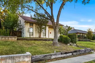 1718 St James Dr, Carrollton, TX 75007 - Photo 2