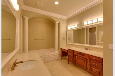 566 Rockingham Drive, Irving, TX 75063 - Photo 16