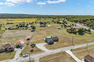 206 E Arbor Ct, Springtown, TX 76082 - Photo 2