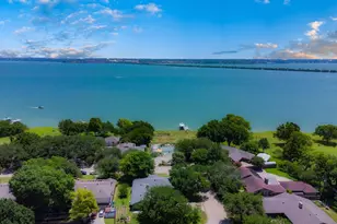 8518 Bridgewater Dr, Rowlett, TX 75088 - Photo 2