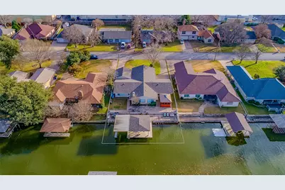 704 Tahiti Drive, Granbury, TX 76048 - Photo 6