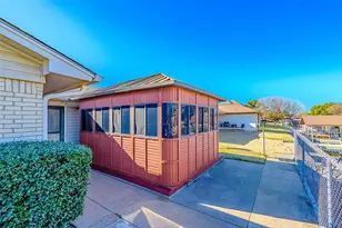 704 Tahiti Dr, Granbury, TX 76048 - Photo 8