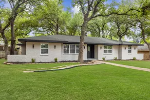 810 Sharpshire St, Grand Prairie, TX 75050 - Photo 2