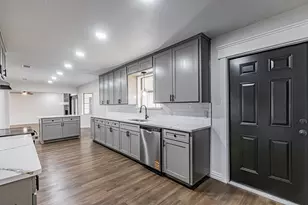 11300 Smallwood Dr, Burleson, TX 76028 - Photo 10