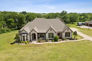 301 Harrison Cir, Van Alstyne, TX 75495 - Photo 2