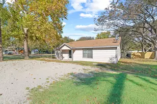 302 W Decatur St, Chico, TX 76431 - Photo 6