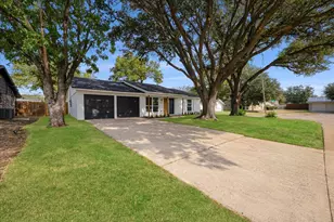 214 Santa Cruz Ct, Grand Prairie, TX 75051 - Photo 2