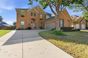 2537 Clearlake Dr, Grand Prairie, TX 75054 - Photo 2
