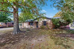 418 Hillside Dr, Gainesville, TX 76240 - Photo 1