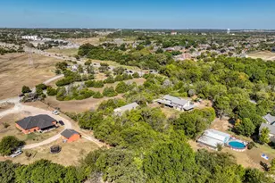 1922 W Pleasant Run Rd, DeSoto, TX 75115 - Photo 2