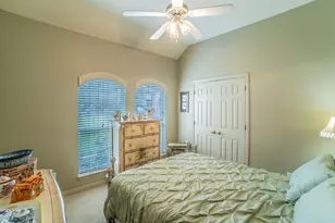 1006 Sandra Ln, Grand Prairie, TX 75052 - Photo 34