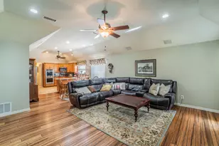 1006 Sandra Ln, Grand Prairie, TX 75052 - Photo 12