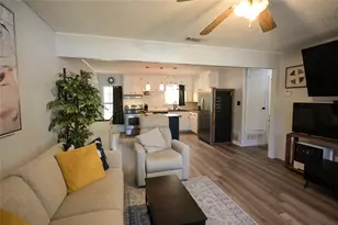 516 Renfro St, Burleson, TX 76028 - Photo 4