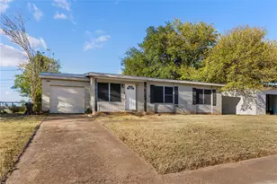 205 Laurel Ln, McGregor, TX 76657 - Photo 2