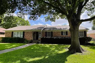 826 Sylvania Dr, Dallas, TX 75218 - Photo 2