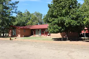 1621 W Main St, Munday, TX 76371 - Photo 2