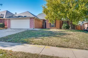 803 W Lonesome Dove Trail, Arlington, TX 76001 - Photo 2
