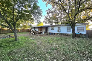 1318 Honeysuckle Dr, Mansfield, TX 76063 - Photo 18