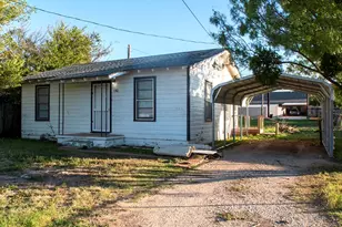 130 Concho St, Tye, TX 79563 - Photo 2