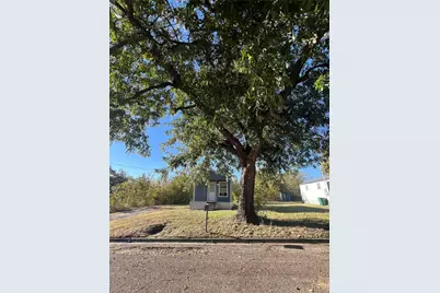 414 Cowan Street, Bowie, TX 76230 - Photo 4