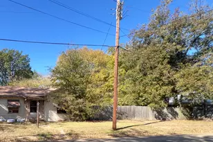 1070 15th St SE, Paris, TX 75460 - Photo 2