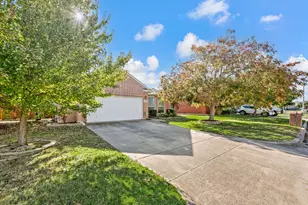 10549 Fossil Hill Dr, Fort Worth, TX 76131 - Photo 2