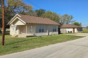 411 Hughes St, Sanger, TX 76266 - Photo 2
