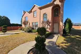 393 Ivan Dr, Lewisville, TX 75067 - Photo 2