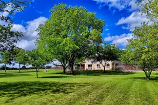 209 E Meadows St, Saint Jo, TX 76265 - Photo 2