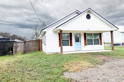 214 E Clay Street, Bowie, TX 76230 - Photo 4