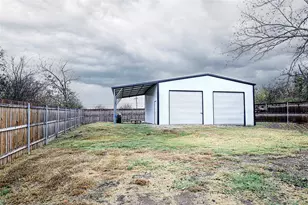 214 E Clay St, Bowie, TX 76230 - Photo 26